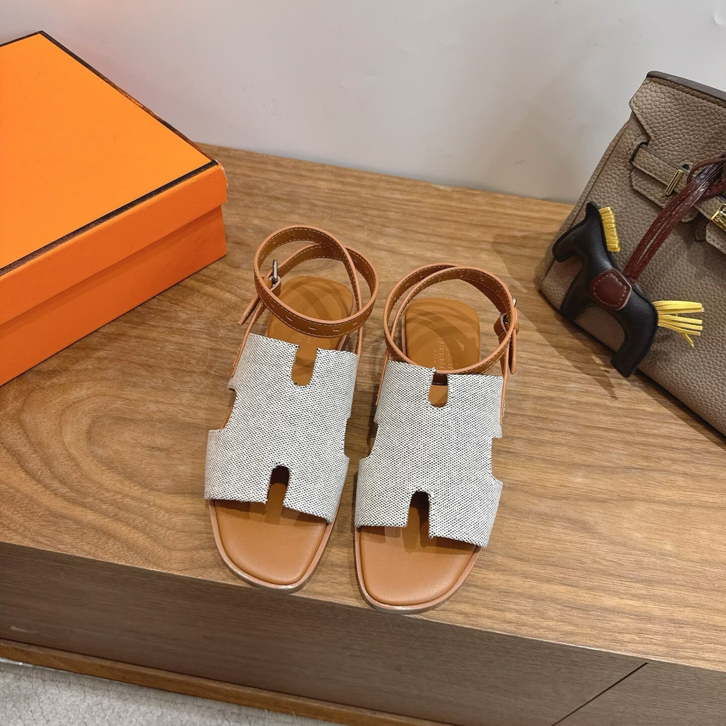 ua H**me5 maya sandal