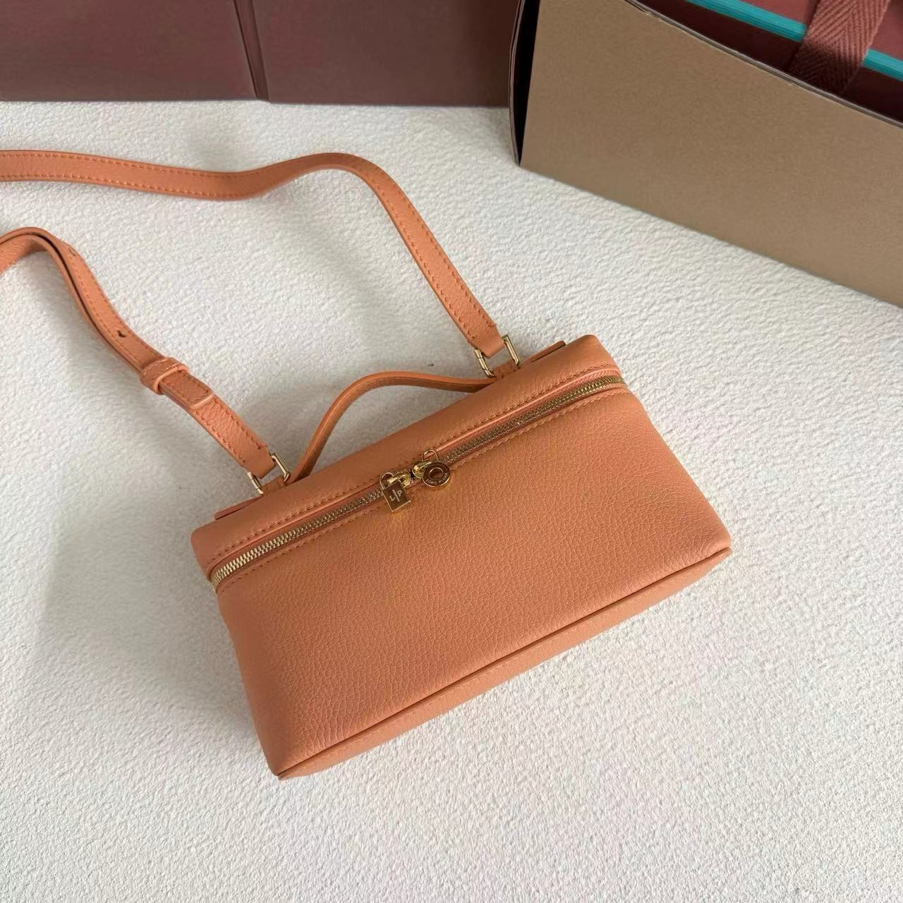 L0r0 P1ana Extra Pocket L19 Grained Calfskin 11 x 19 x 6.5 cm