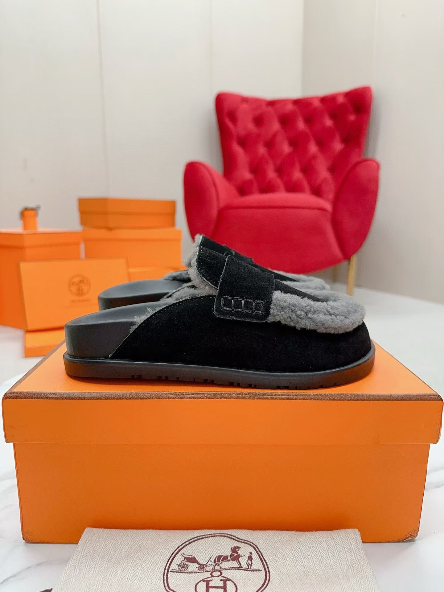 UA H**me5 Chypre sandal