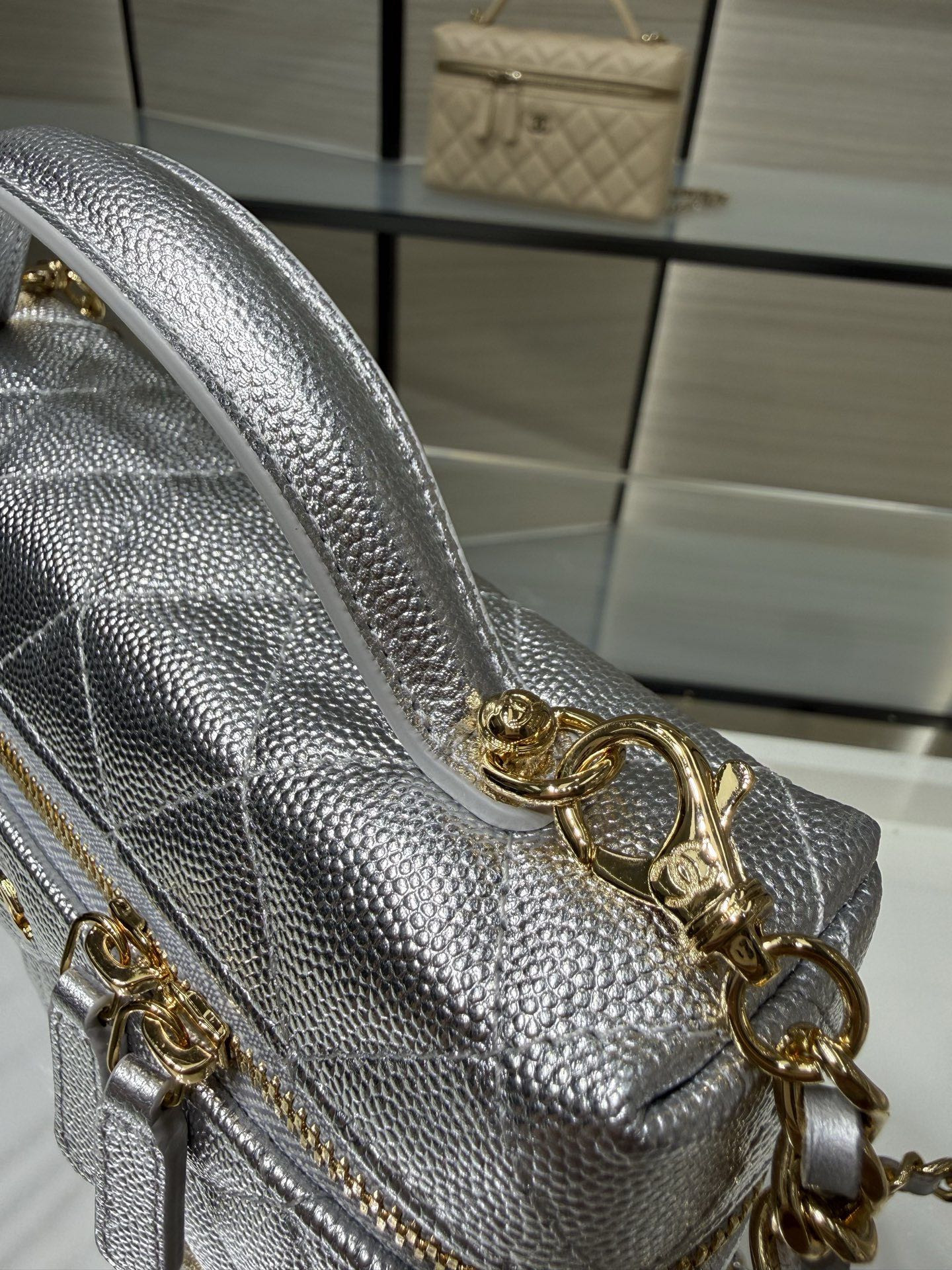 Ch**el Classic Vanity with chain Handbag AP4385 17x19x5cm