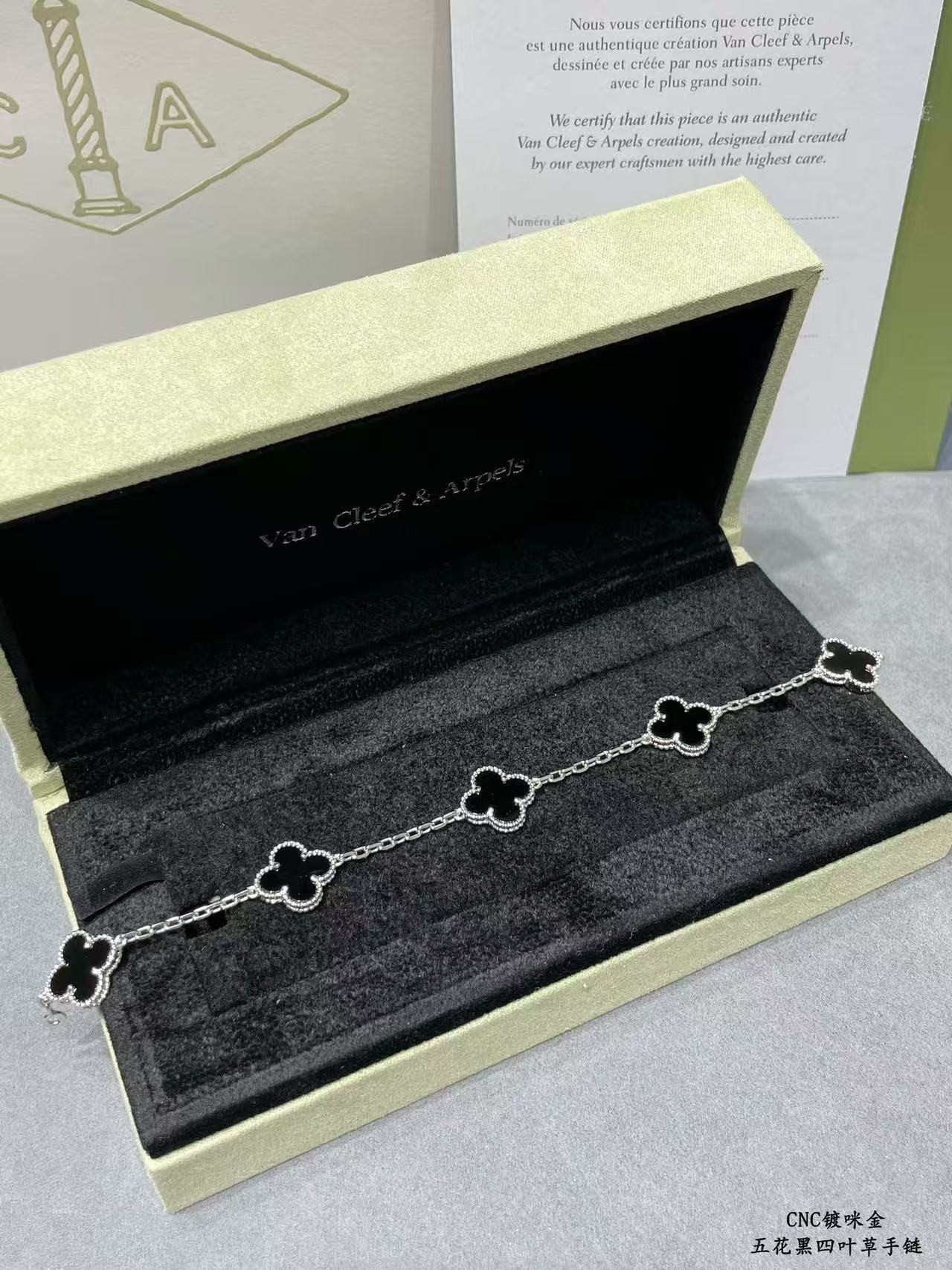 V*n Cl**f & Arpels Black five-flowered four-leaf clover Bracelet Chain length approx.19cm