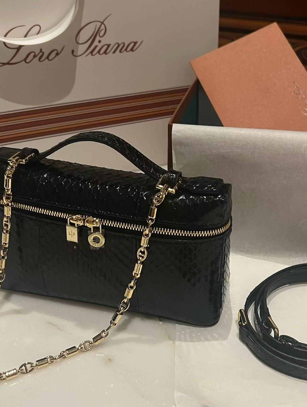 L0r0 P1ana Extra Pocket L19 Bag 11x19x6.5cm