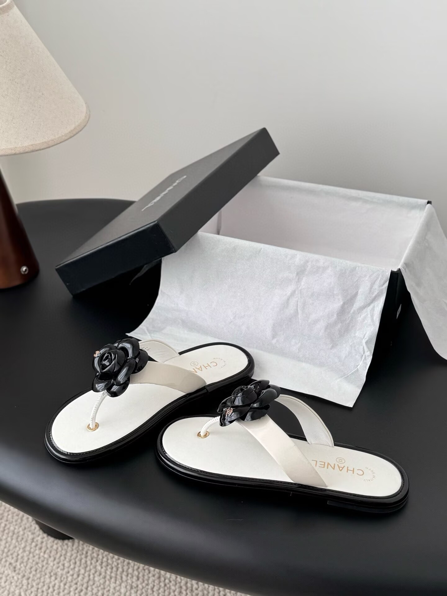 ua Ch**el thongs slides