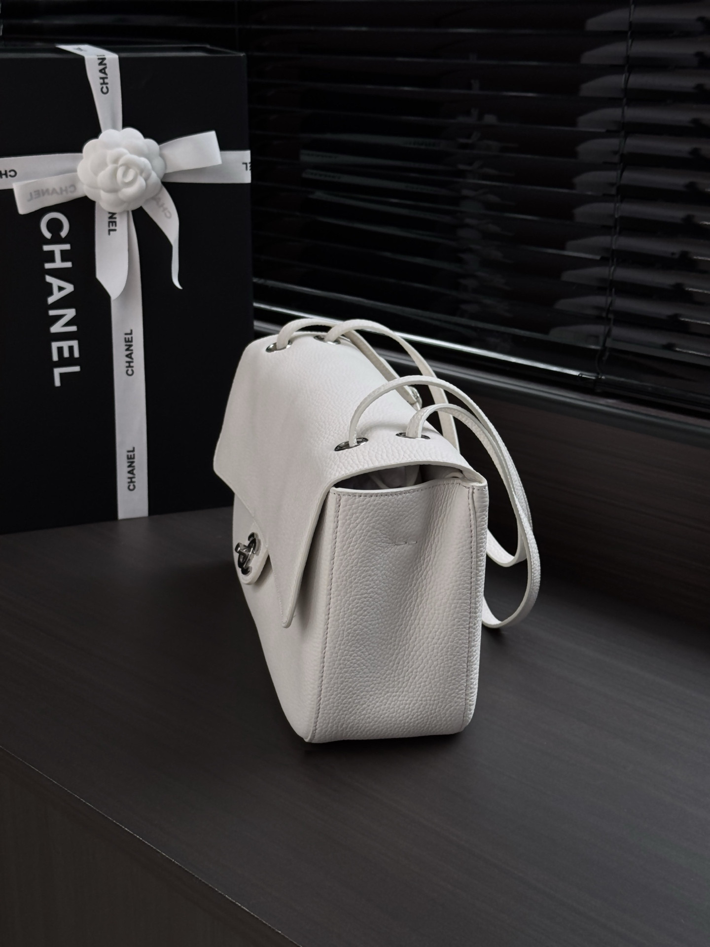 Ch**el Maxi Flap bag in White with Silver-Tone Hardware AS6231 19.5x32x10cm
