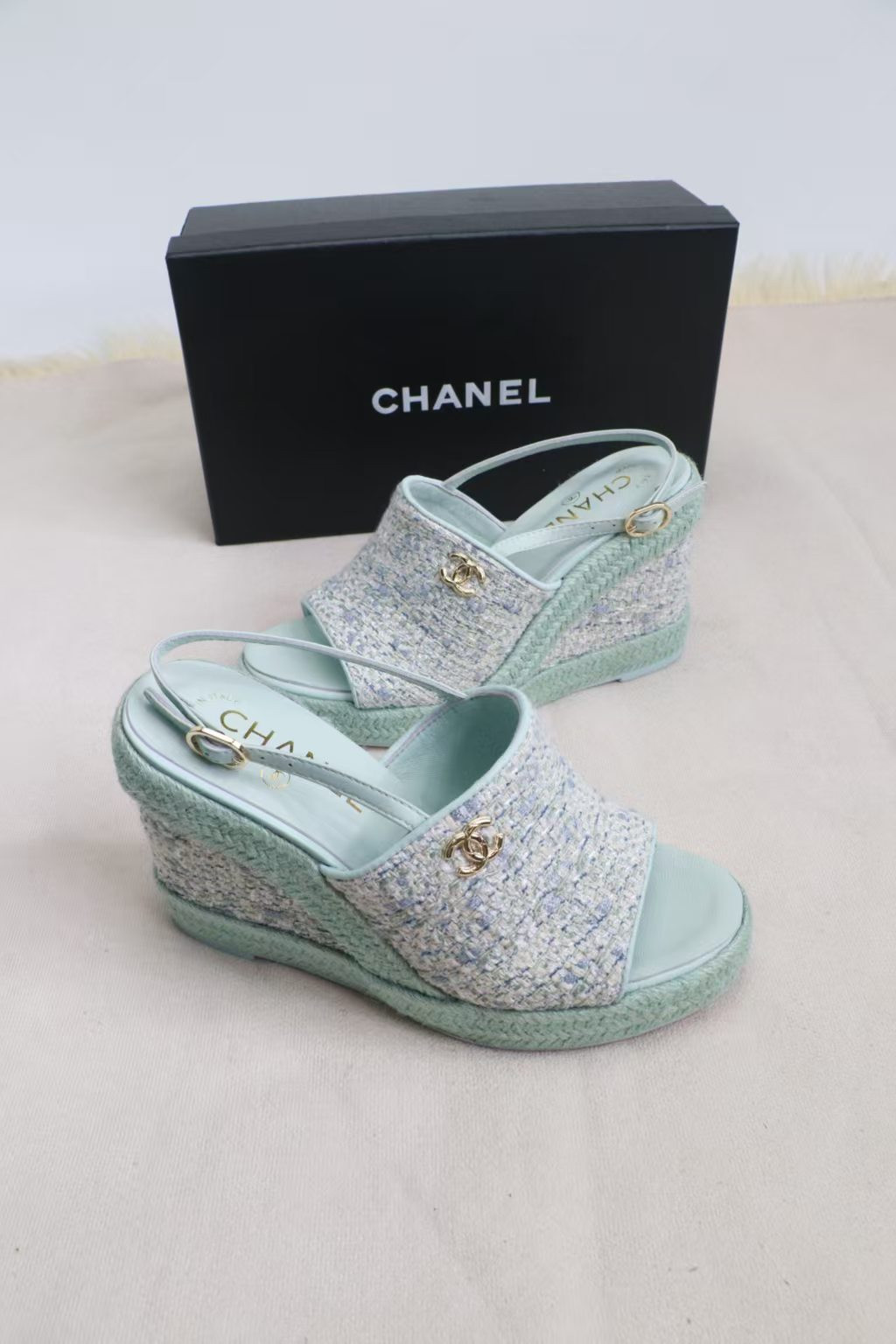 ua Ch**el sandals
