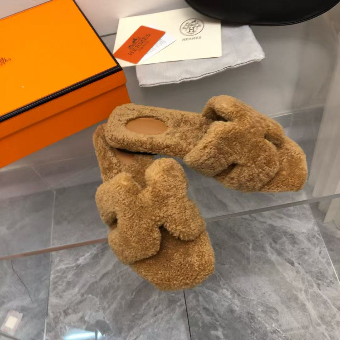 UA H**me5 Oran sandal