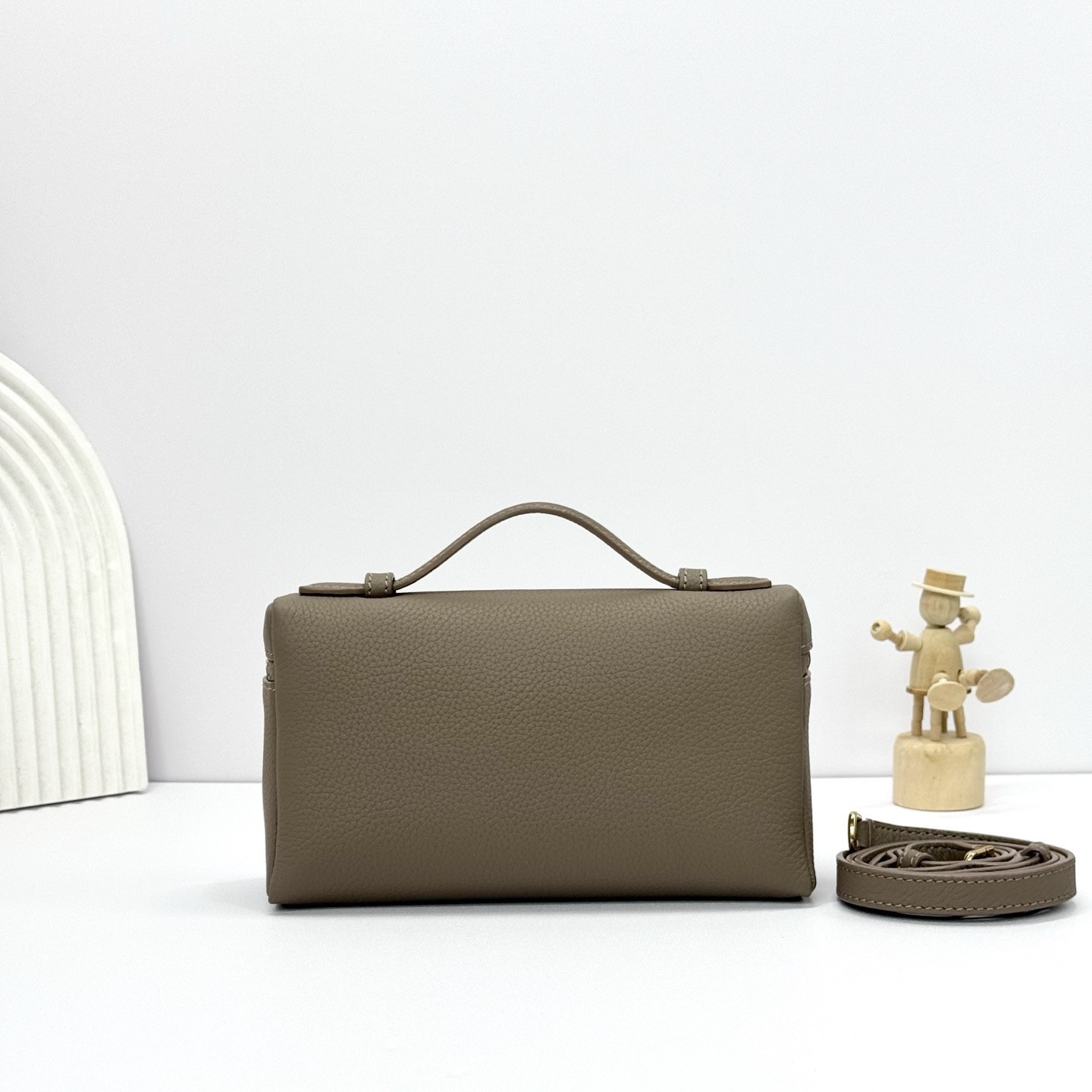 L0r0 P1ana Extra Pocket L19 Grained Calfskin 11 x 19 x 6.5 cm