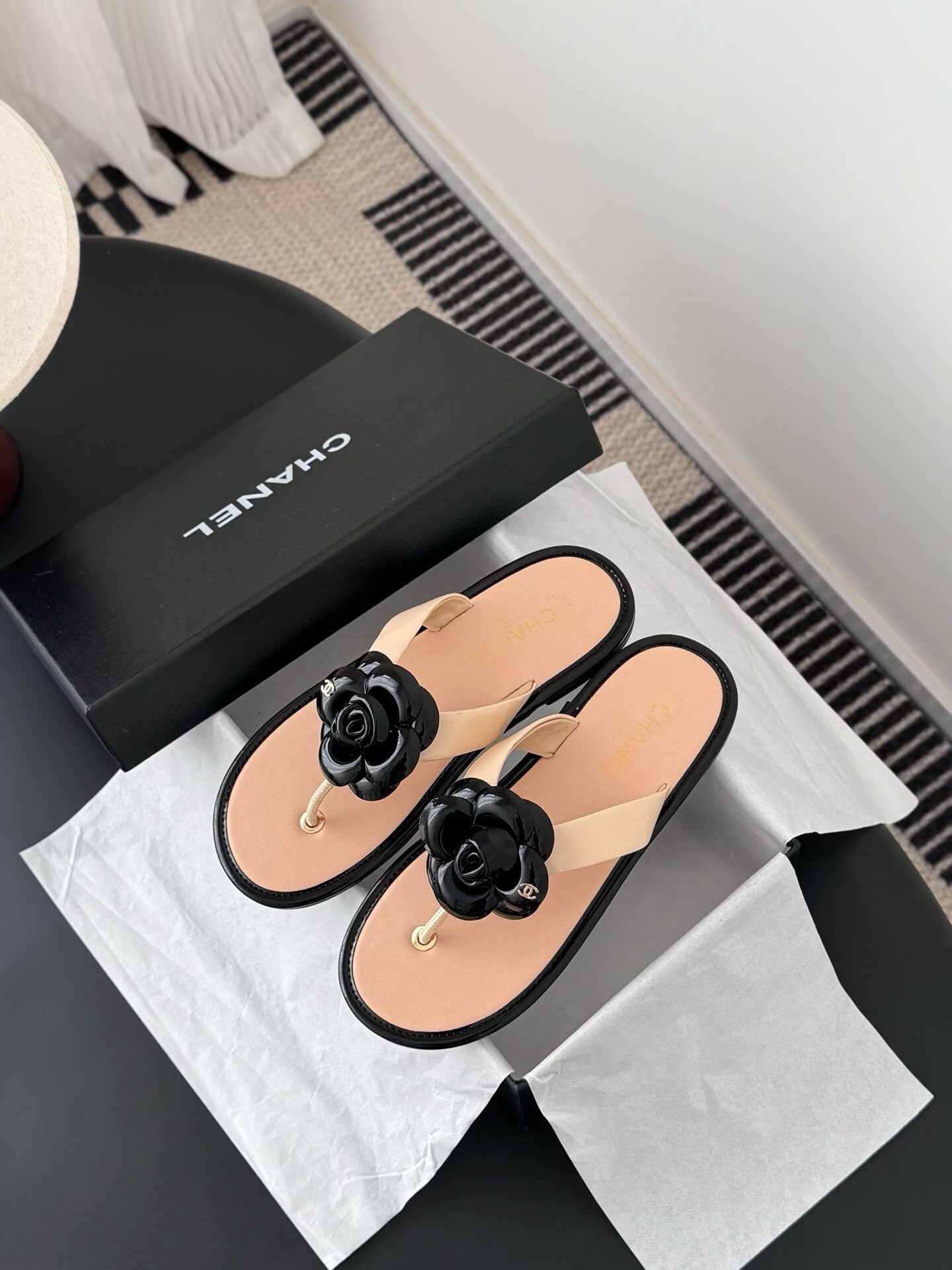 ua Ch**el thongs slides
