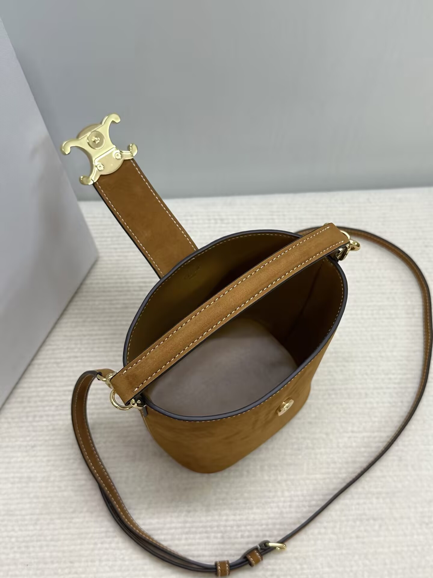 Ce1i*e MINI BUCKET L0visE IN NUBUCK CALFSKIN 13.5x16x10cm