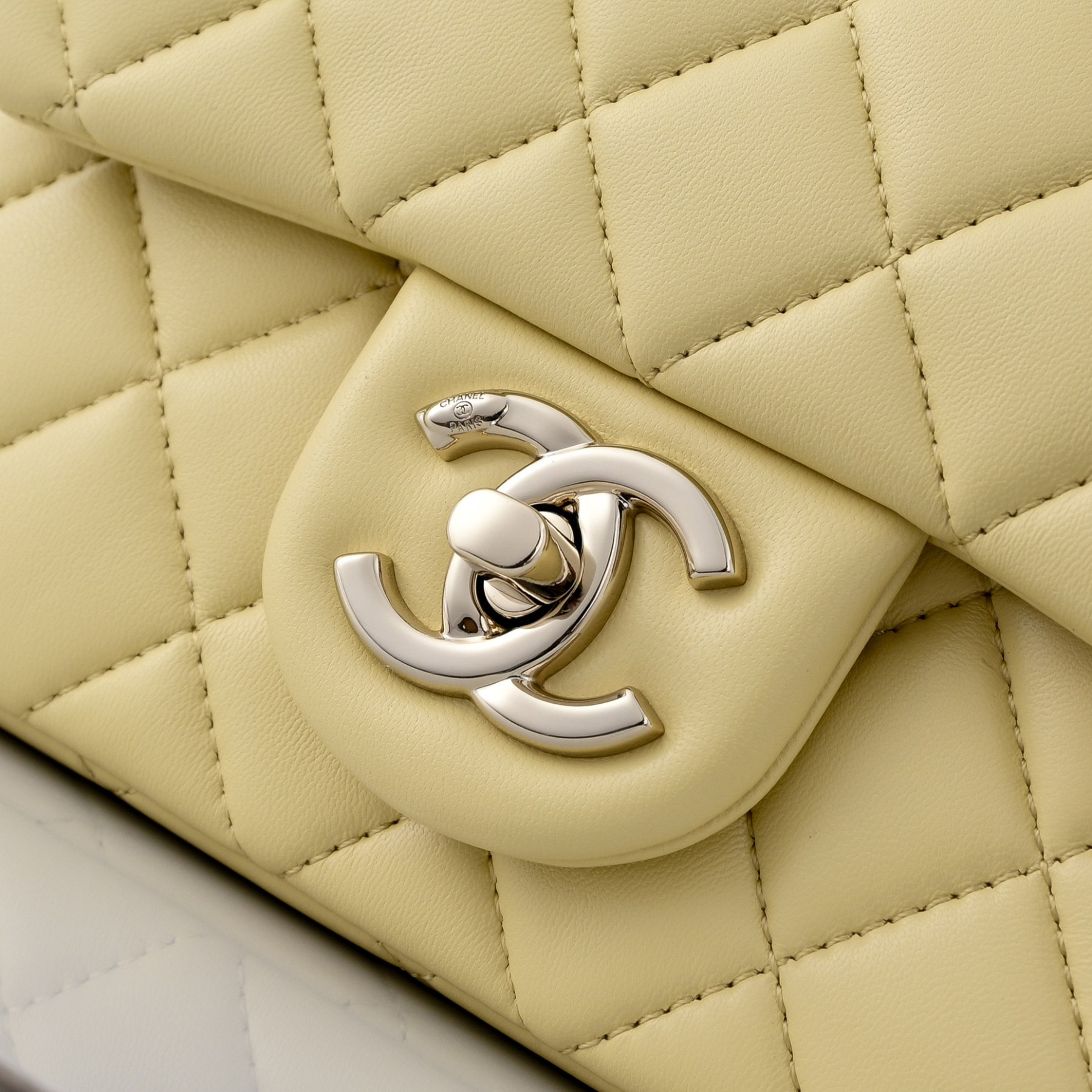 Ch**el Classic Flap Handbag CF Light gold hardware AS5758 18x13x7cm