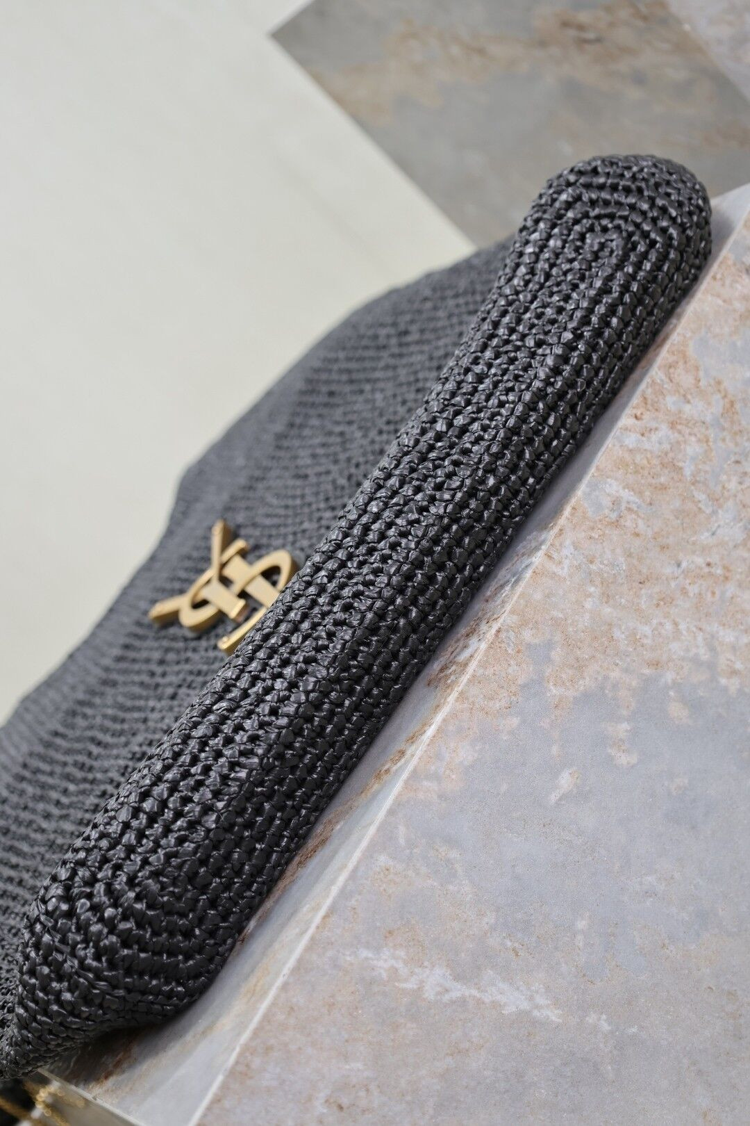 Y51 ICARE IN RAFFIA 37-55x43x5cm