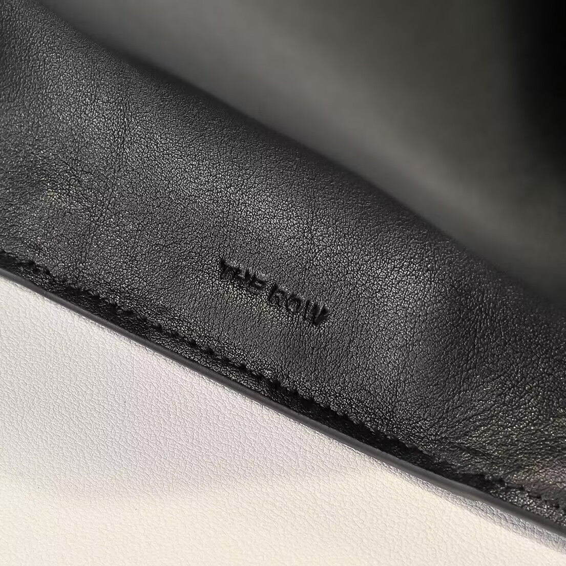 The R0w Marlo Bag in Leather 43x19x30cm