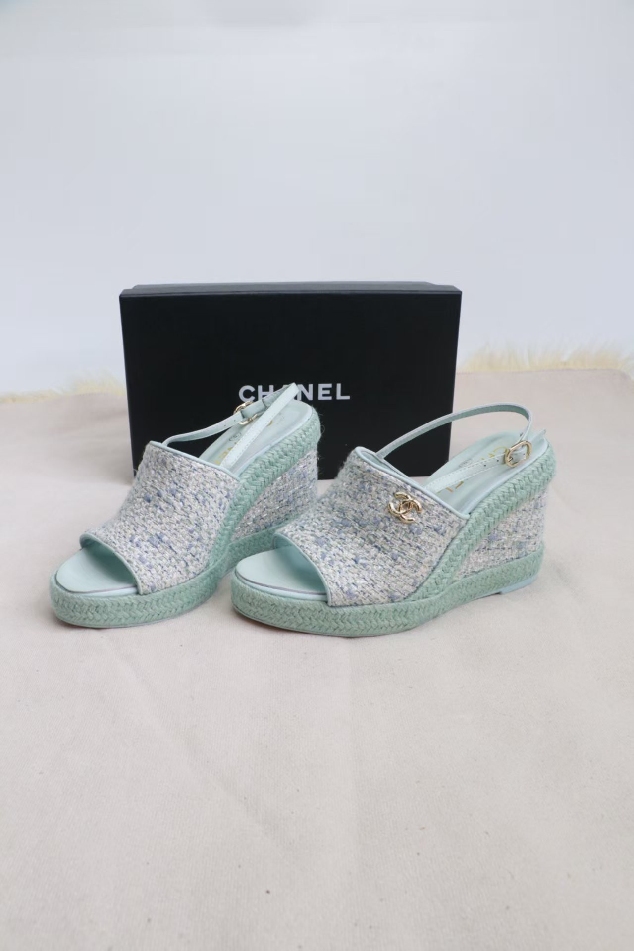 ua Ch**el sandals