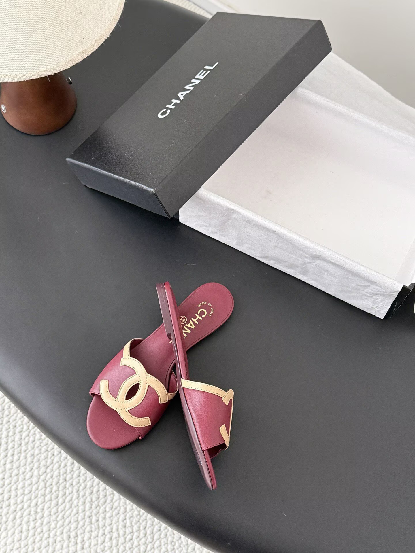 ua Ch**el sandals