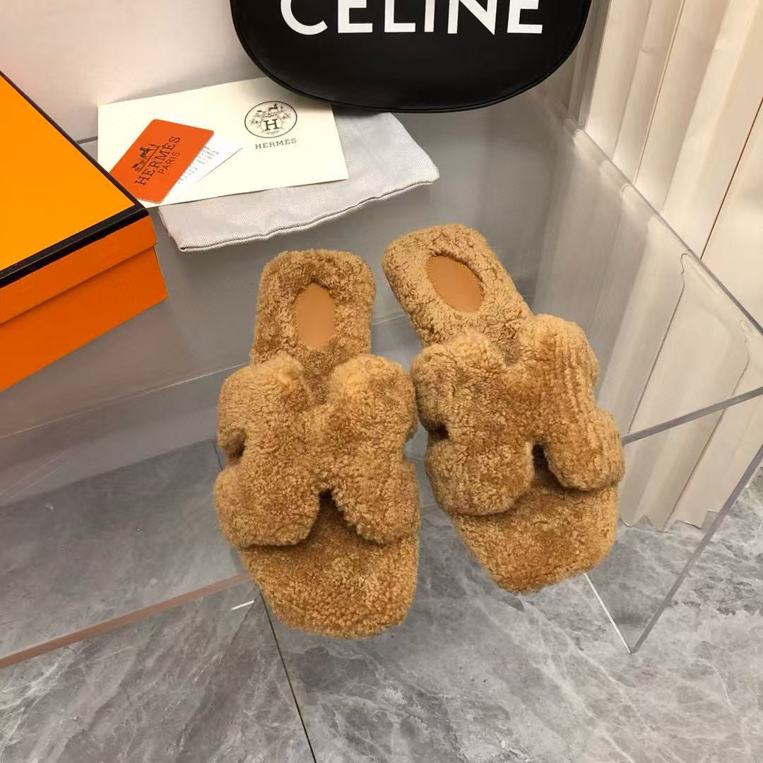 UA H**me5 Oran sandal