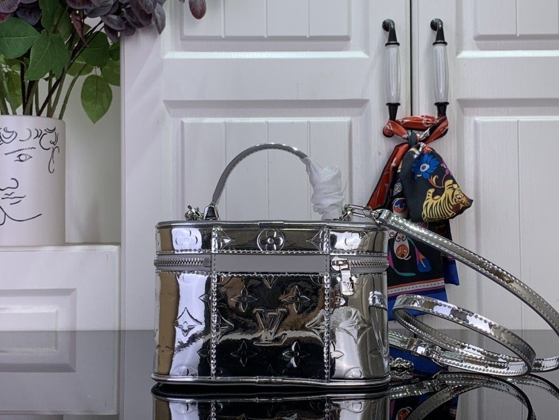 LV Vanity Chain Pouch M26097 11.5x6.5x19cm