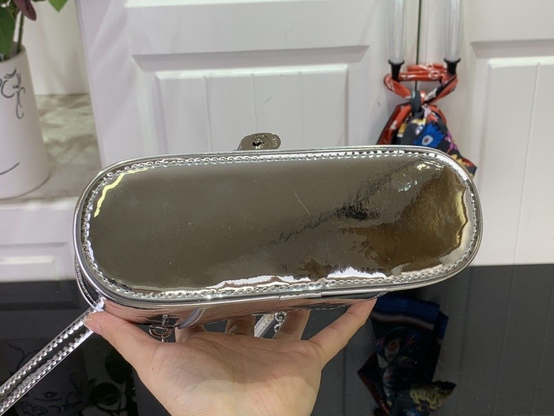 LV Vanity Chain Pouch M26097 11.5x6.5x19cm