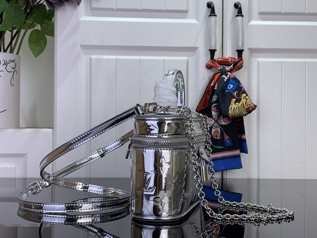 LV Vanity Chain Pouch M26097 11.5x6.5x19cm