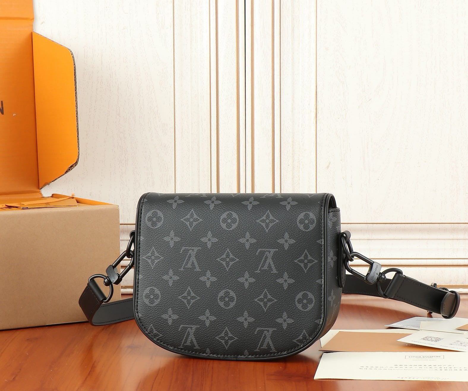 LV Montsouris Messenger PM M12519 20x17x7cm