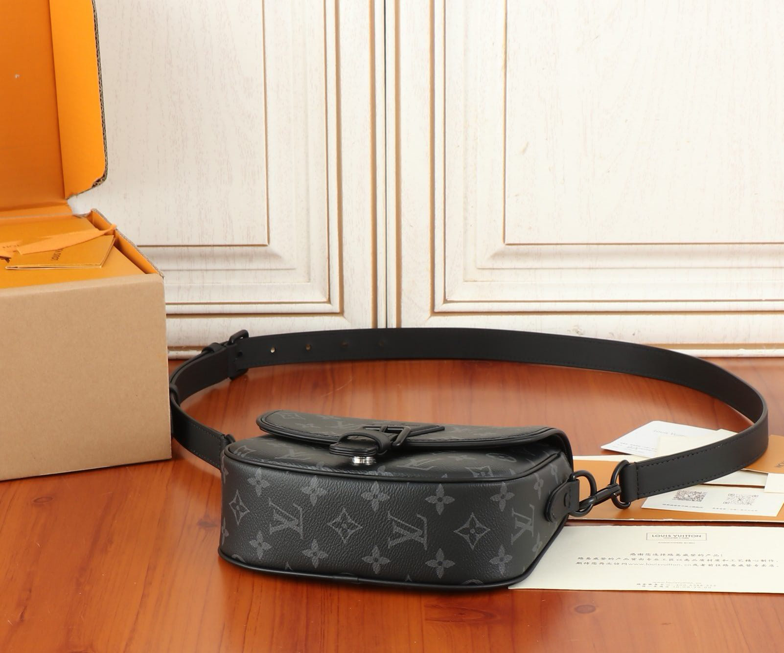 LV Montsouris Messenger PM M12519 20x17x7cm