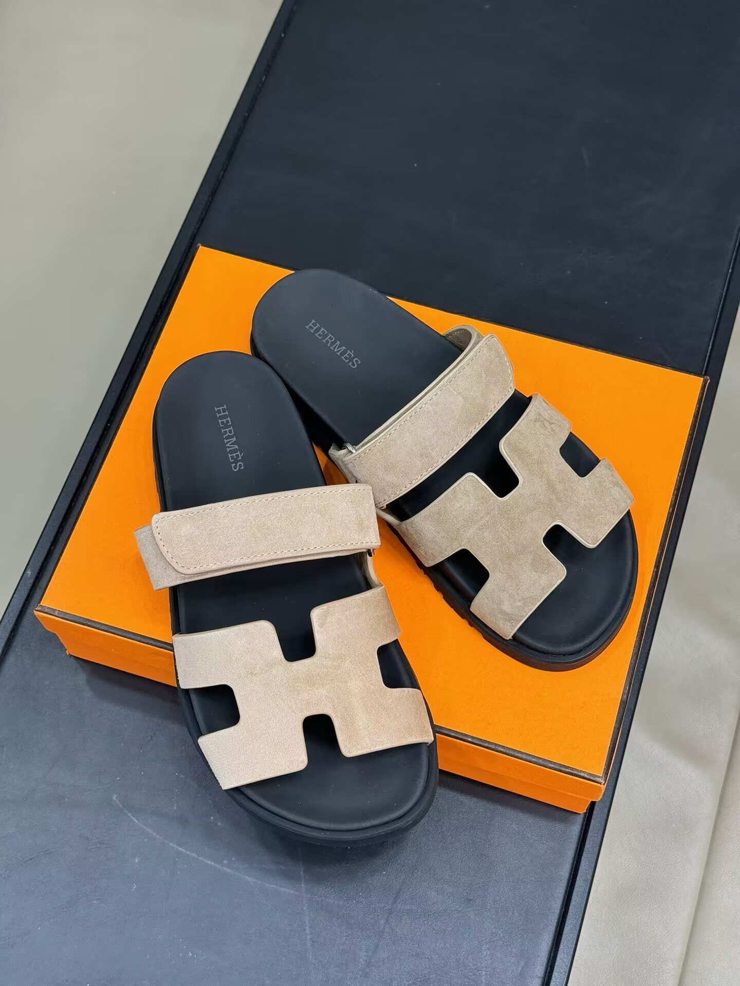 UA H**me5 Chypre sandal