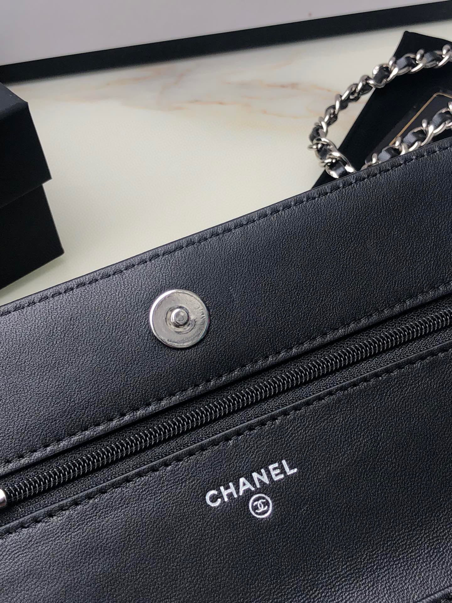 Ch**el CLASSIC WALLET ON CHAIN 4.8 × 7.5 × 1.4 in