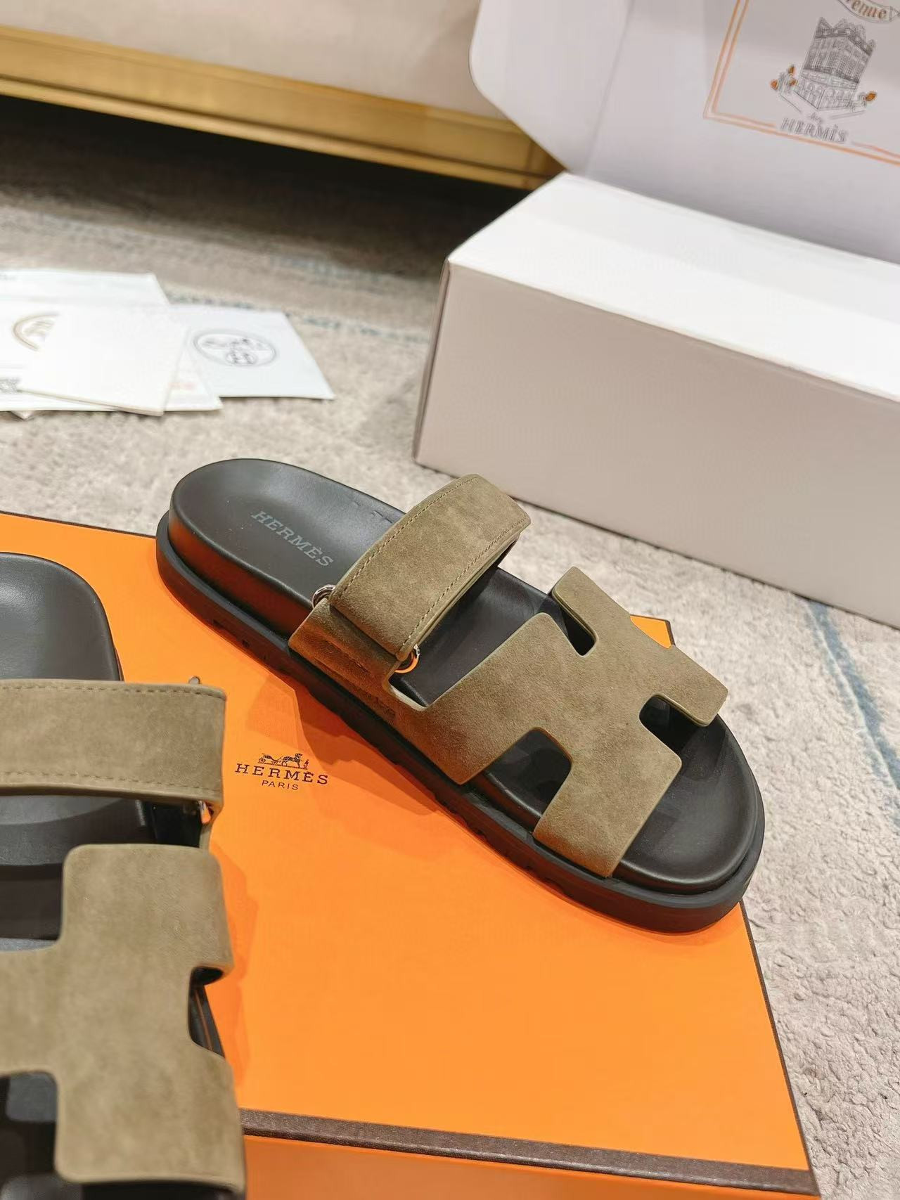 UA H**me5 Chypre sandal
