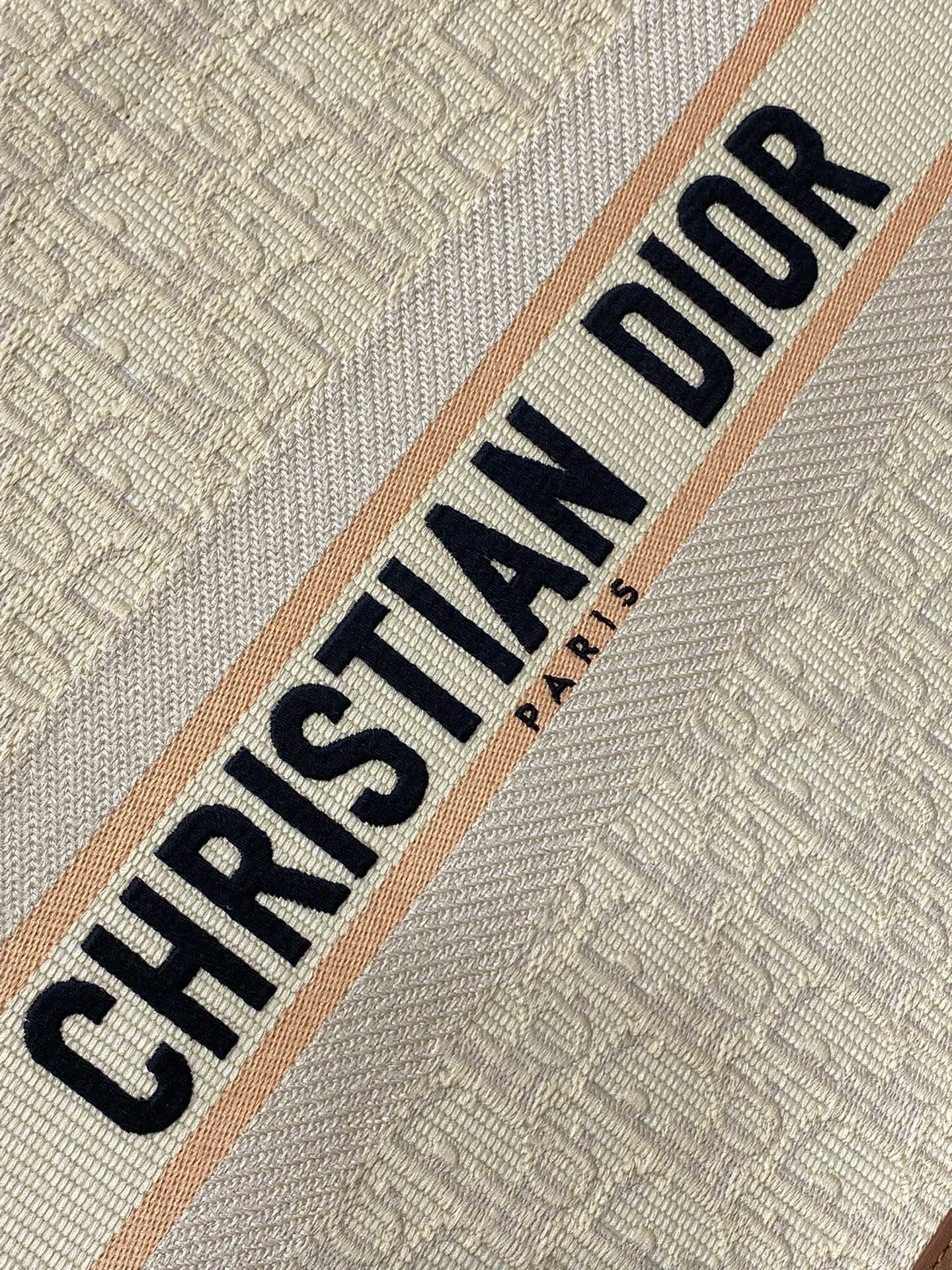 MEDIUM D10r BOOK TOTE White Multicolor Dragon Zodiac Embroidery  36 x 27.5 x 16.5 cm