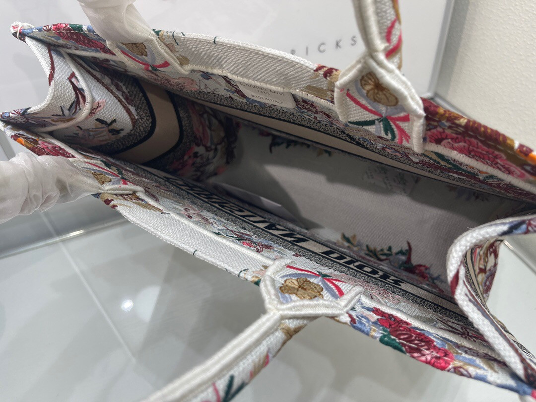 MEDIUM D10r BOOK TOTE White Multicolor Dragon Zodiac Embroidery 36 x 27.5 x 16.5 cm