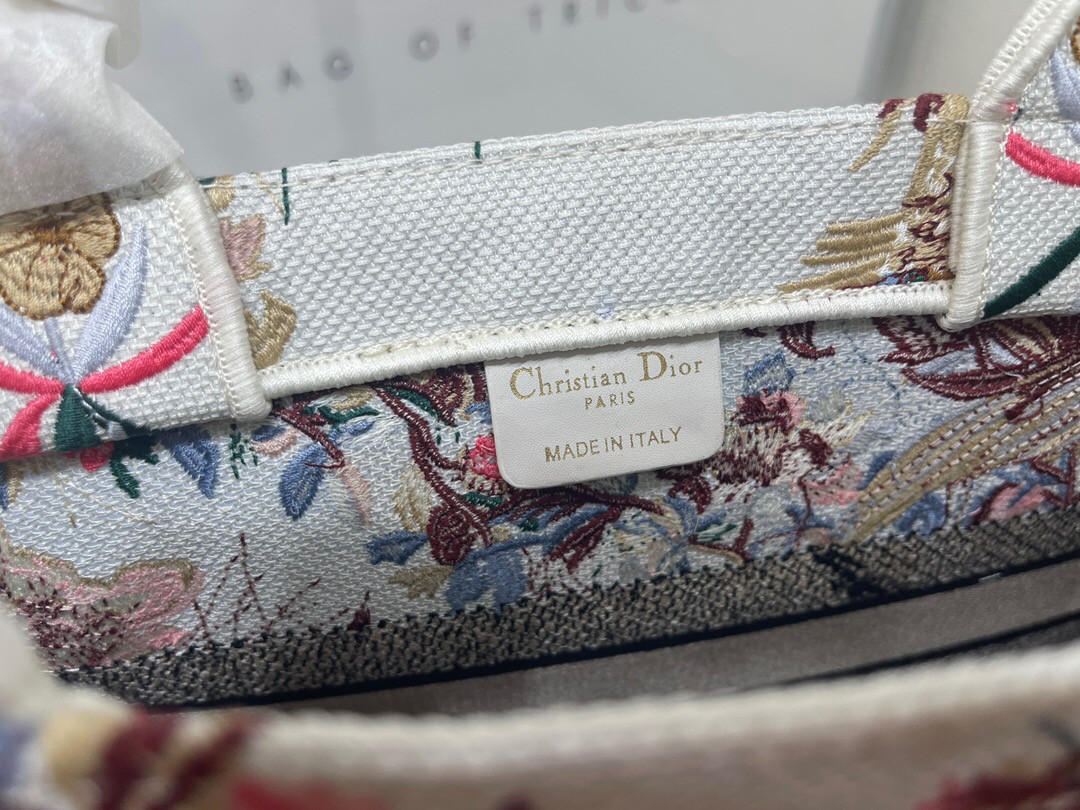 MEDIUM D10r BOOK TOTE White Multicolor Dragon Zodiac Embroidery 36 x 27.5 x 16.5 cm