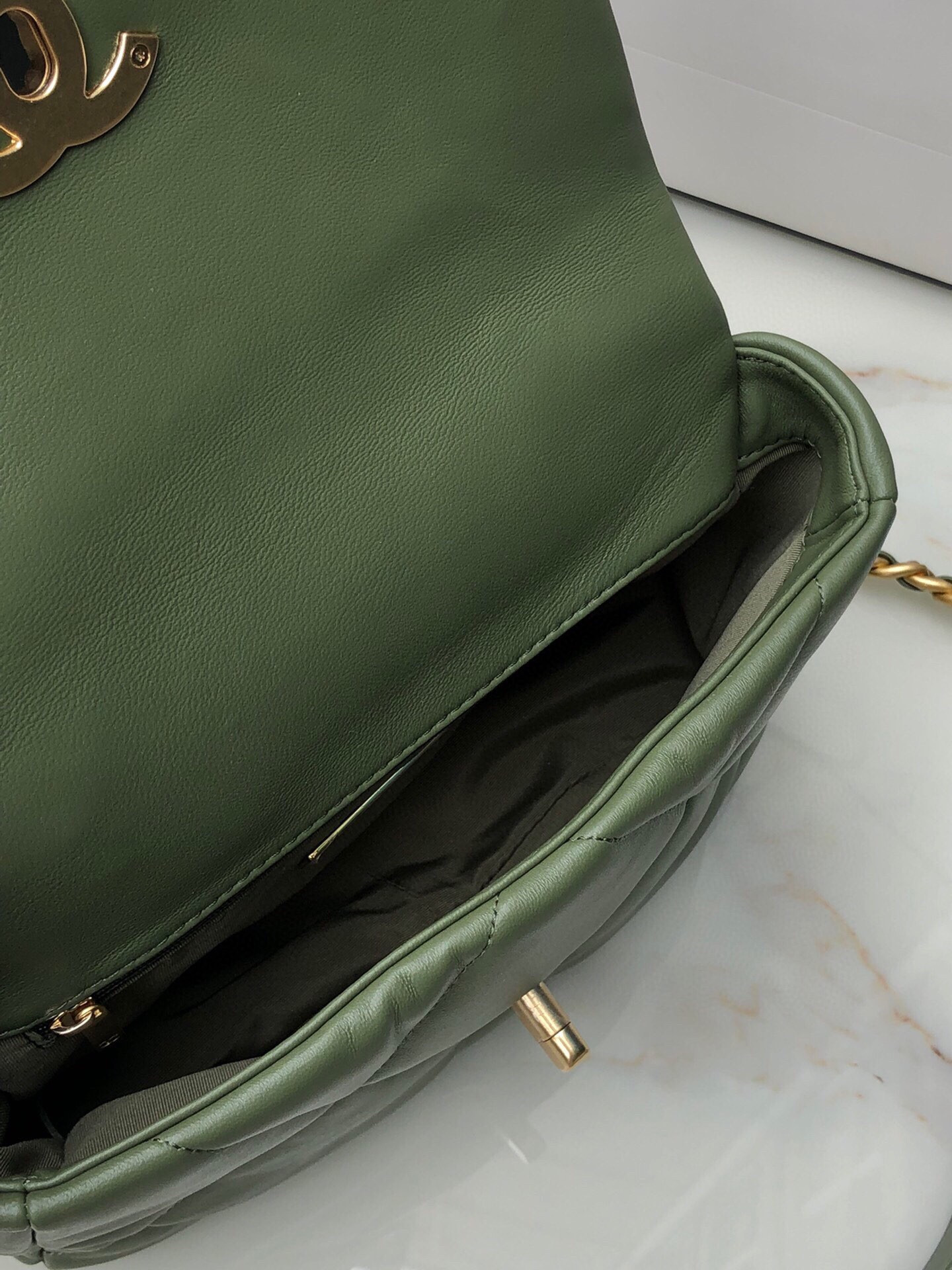 Ch**el 19 HANDBAG Shiny Leather, Gold-Tone 16×26×9cm