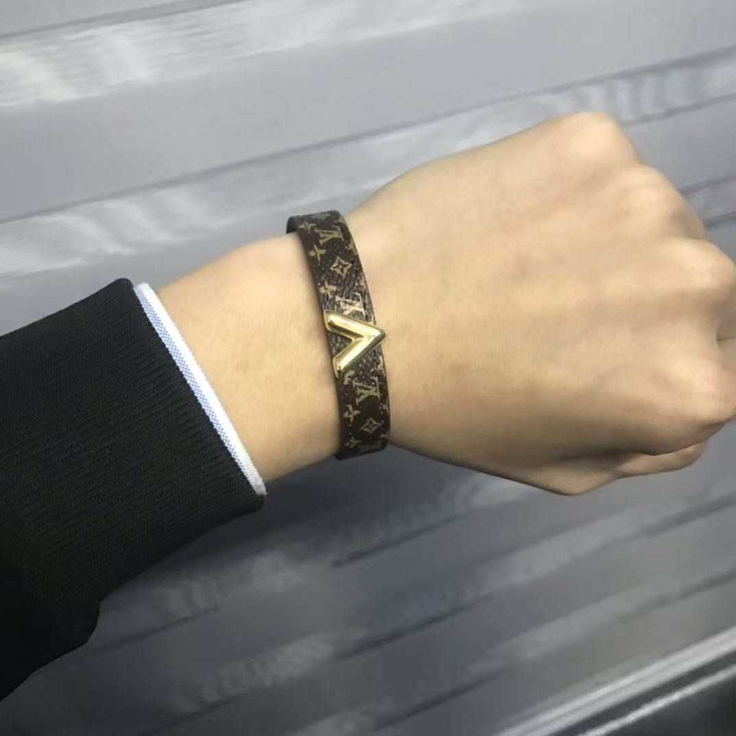 L0vis Vvtt0n Essential V Bracelet