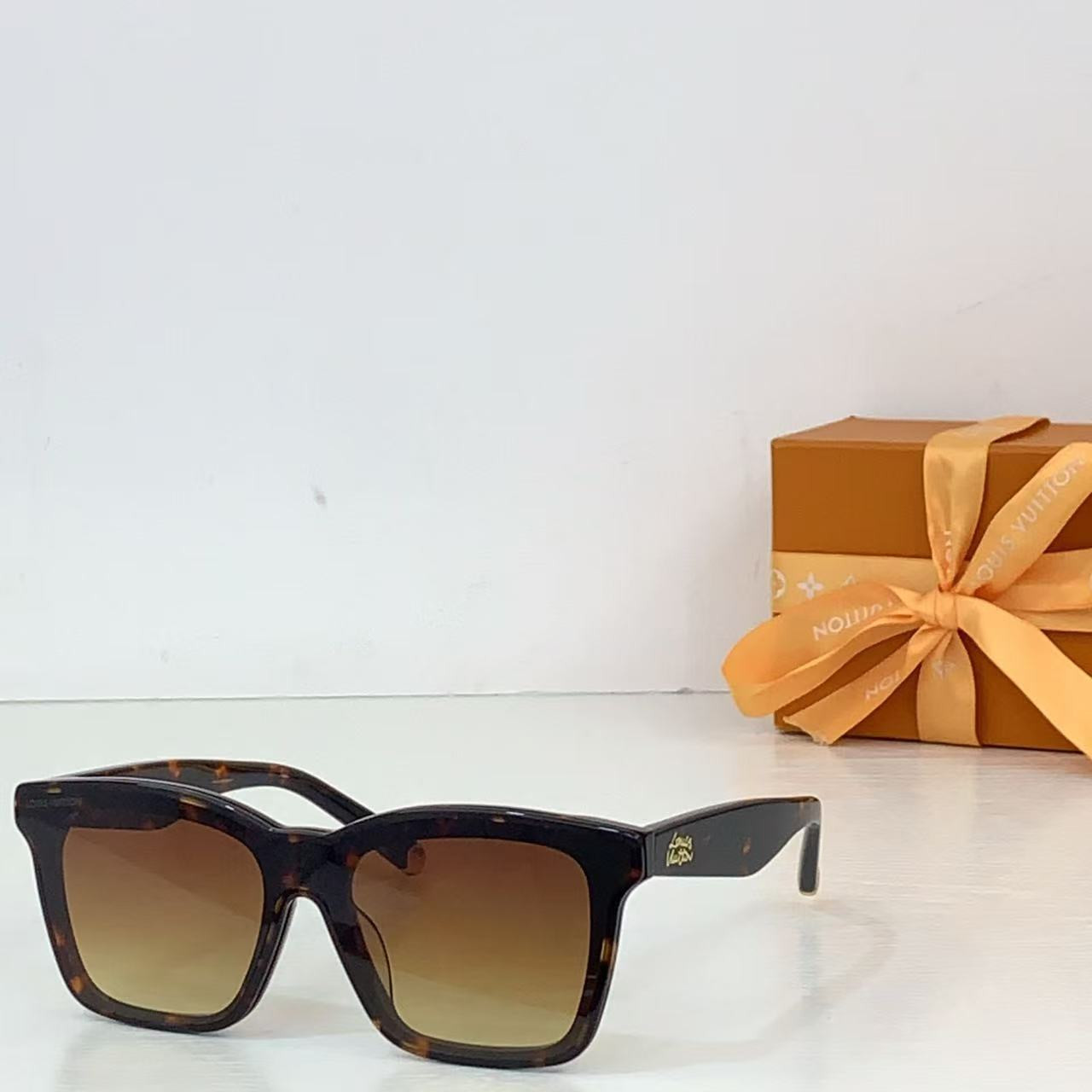 Louis Vuitton Script Square Sunglasses Z2970W