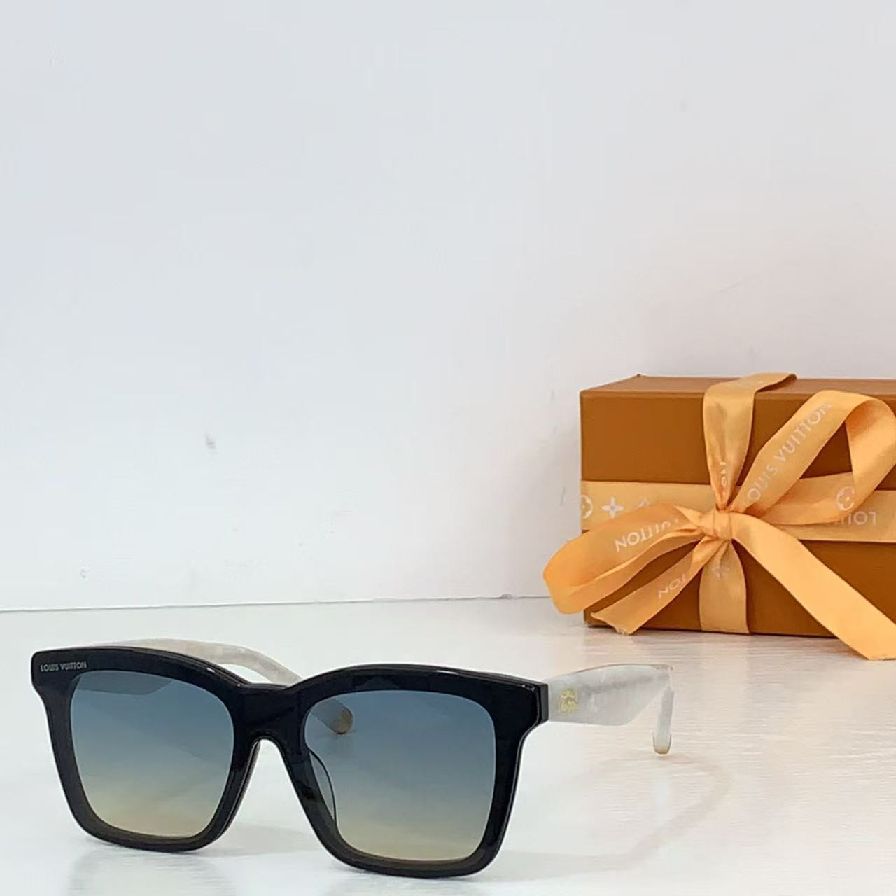 Louis Vuitton Script Square Sunglasses Z2970W