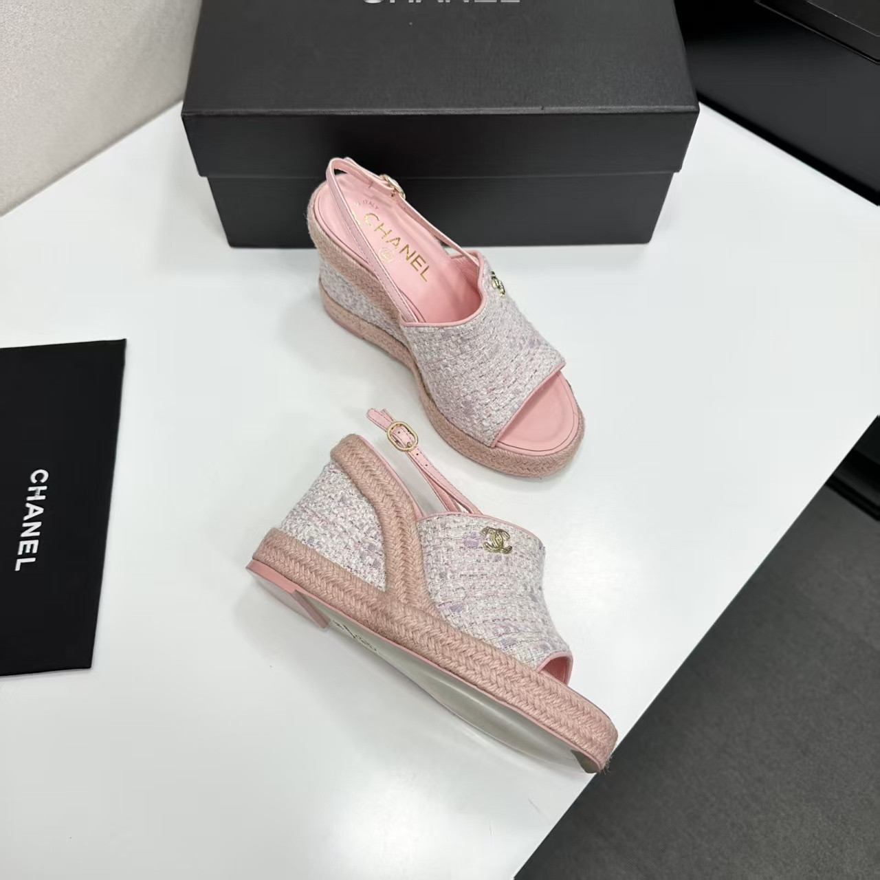 ua Ch**el sandals
