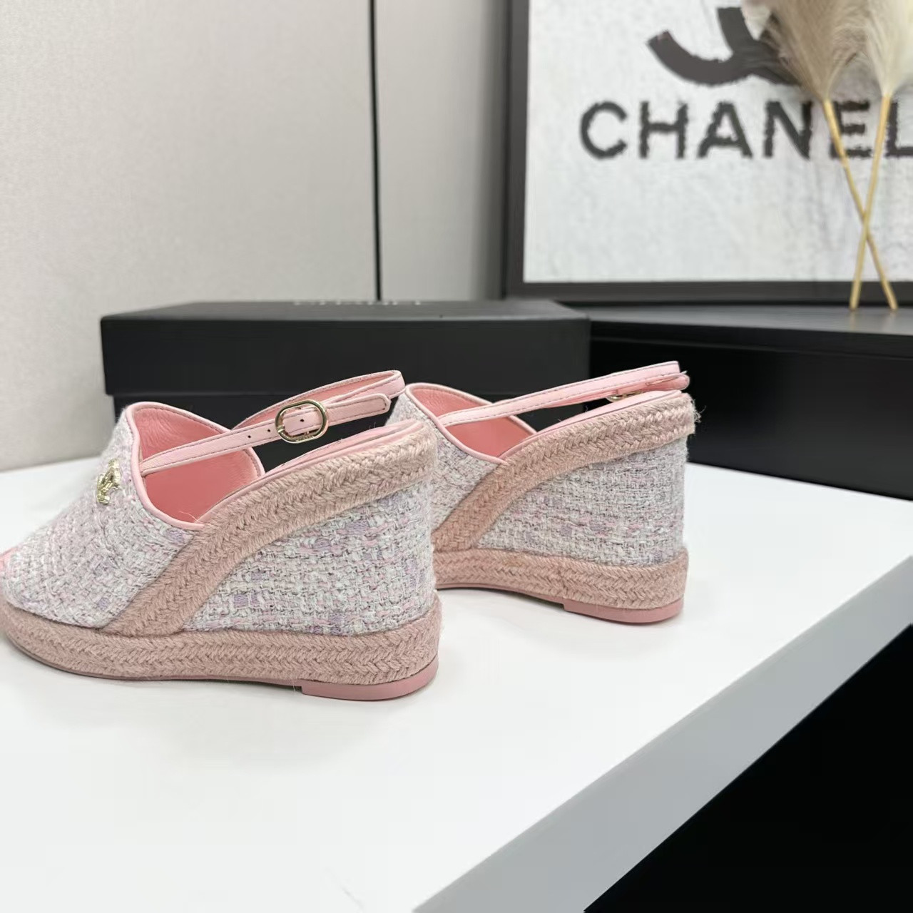 ua Ch**el sandals