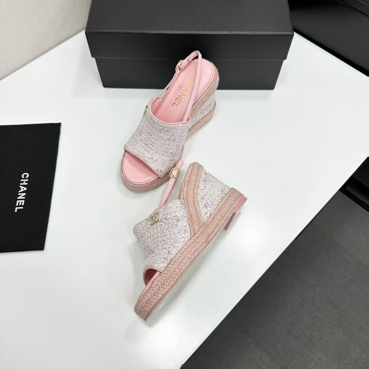 ua Ch**el sandals
