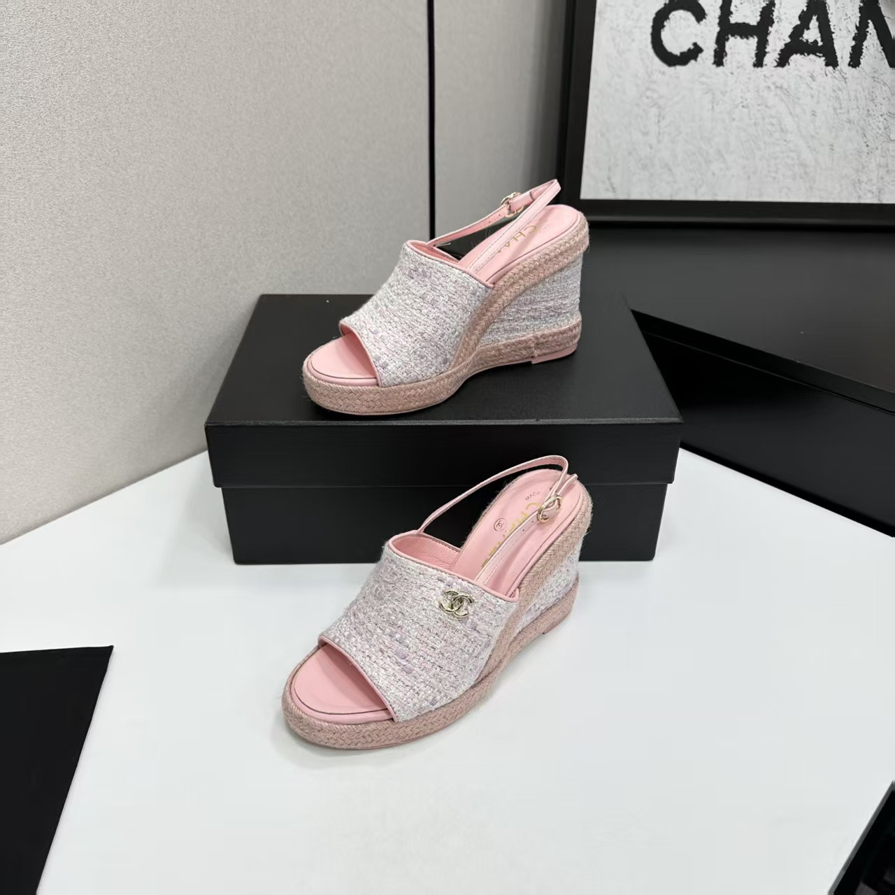 ua Ch**el sandals