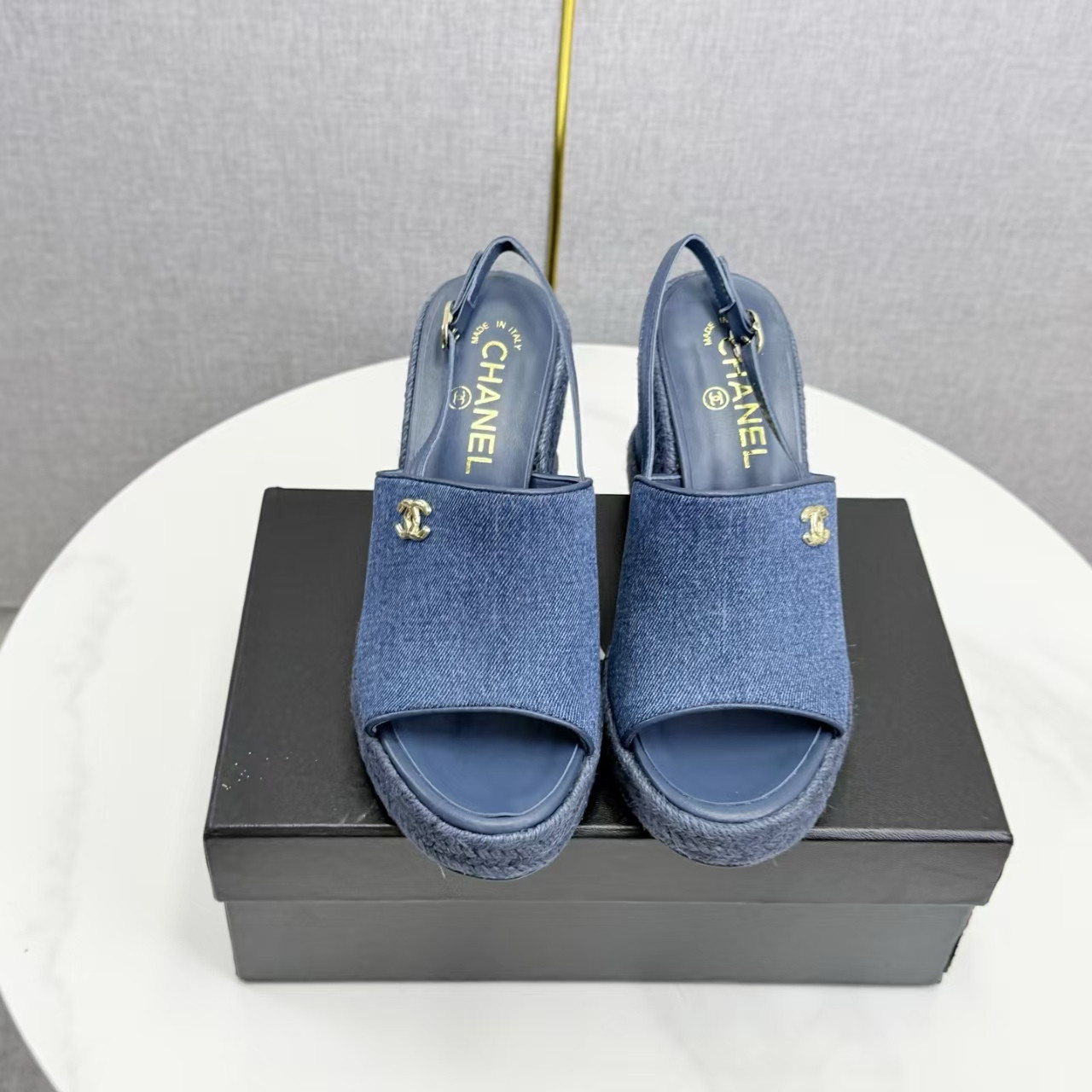 ua Ch**el sandals