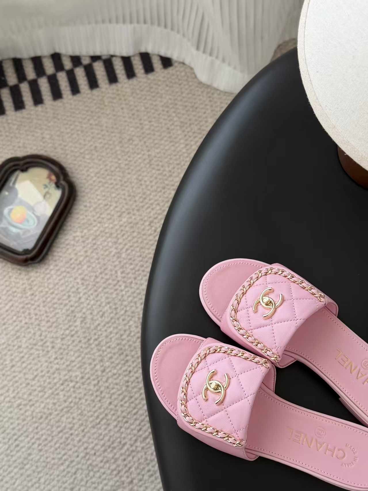 ua Ch**el slippers