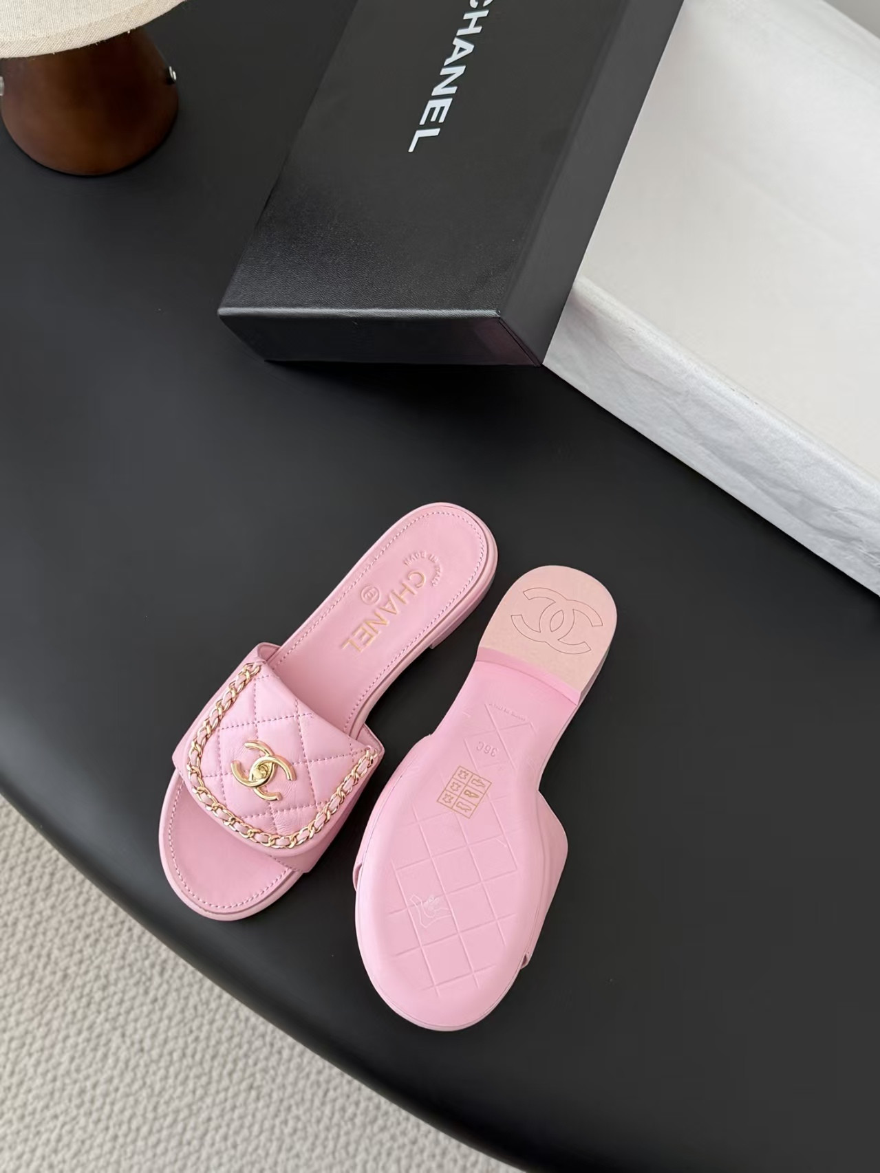 ua Ch**el slippers