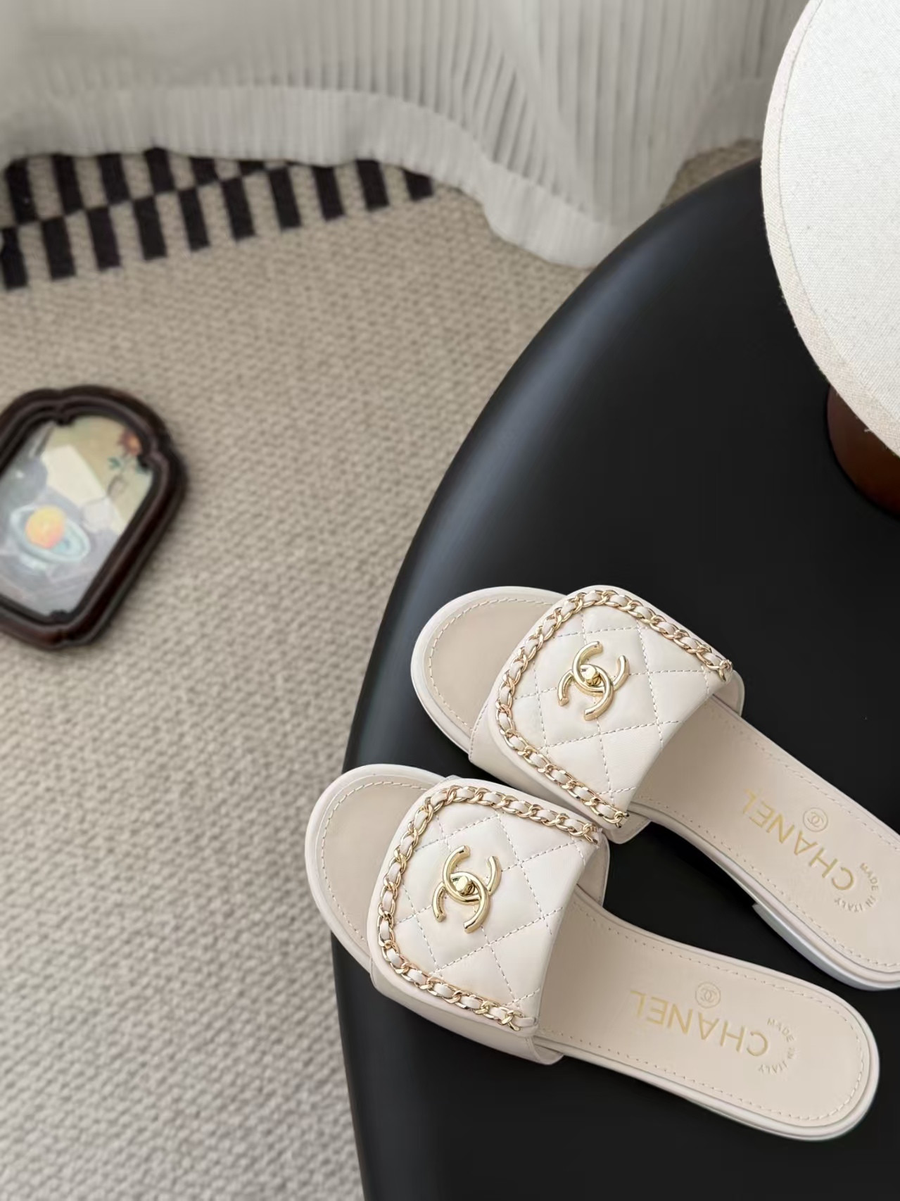 ua Ch**el slippers