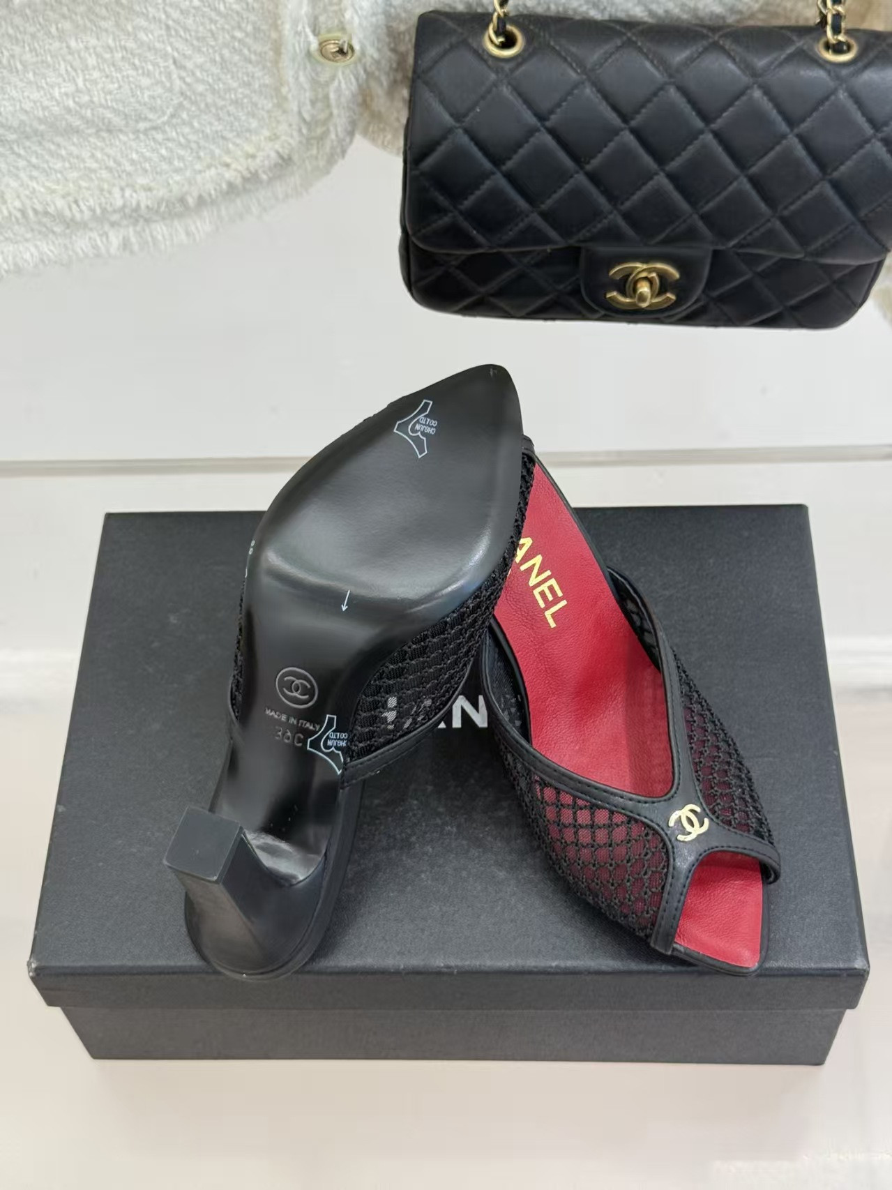 ua Ch**el sandals