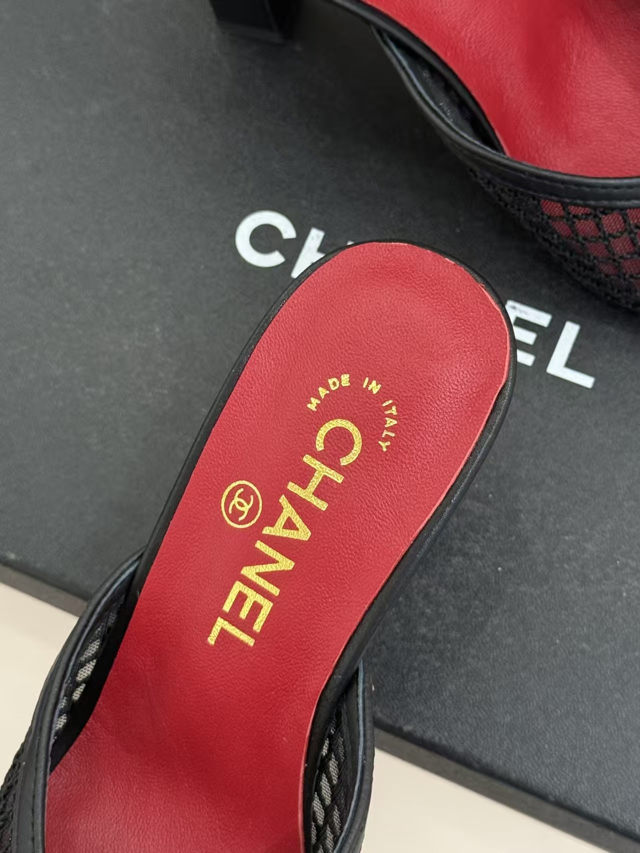 ua Ch**el sandals