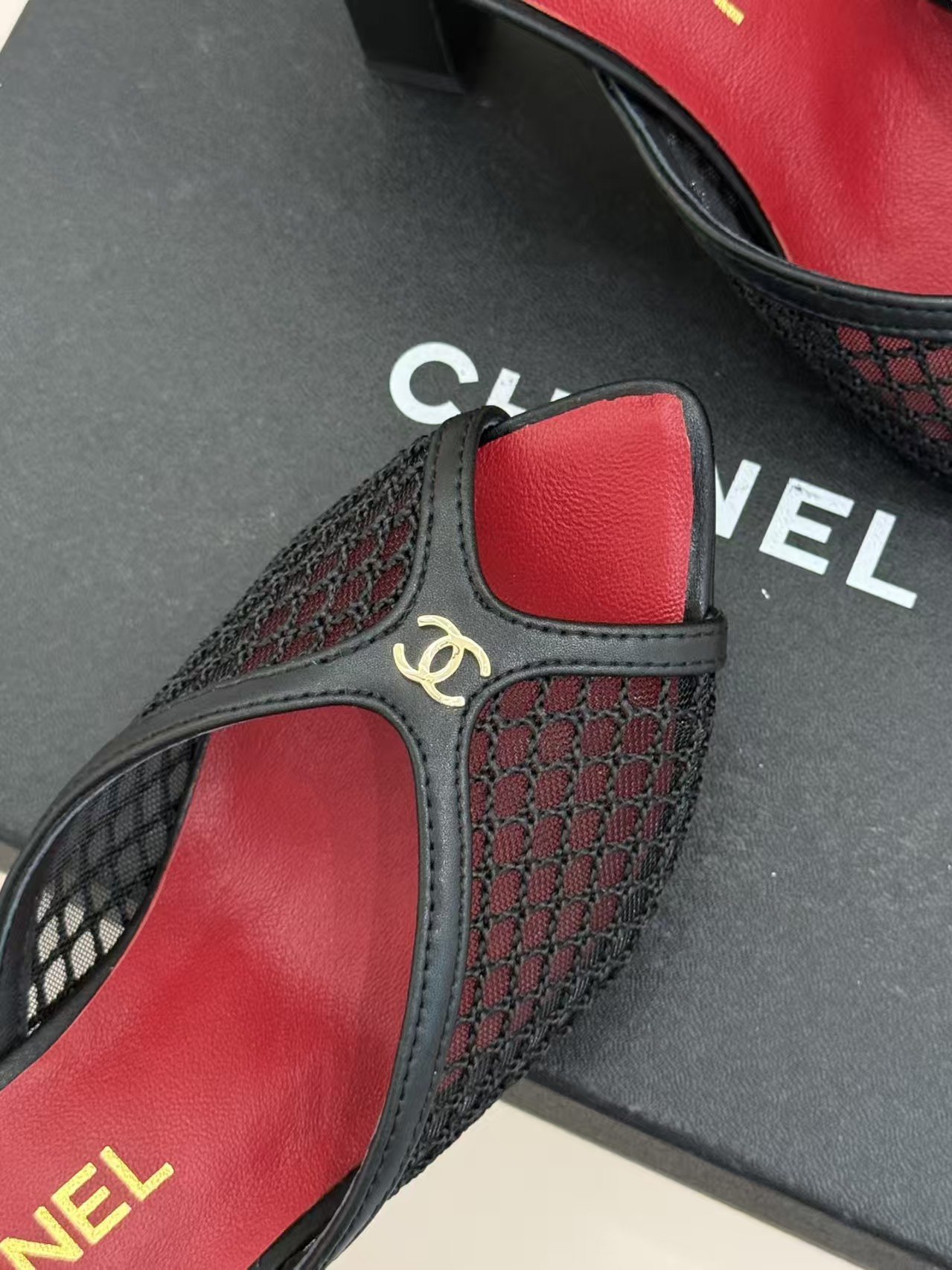 ua Ch**el sandals