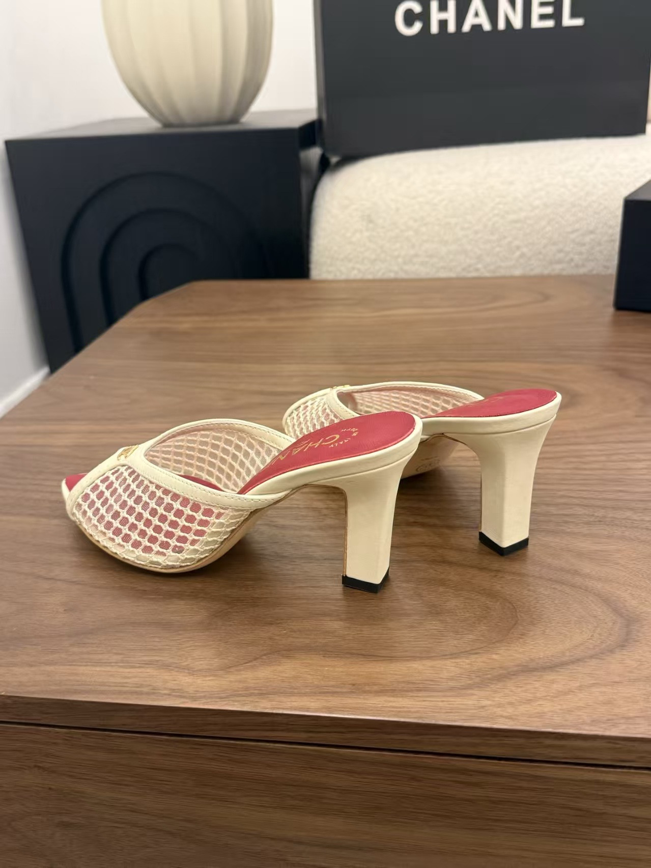 ua Ch**el sandals