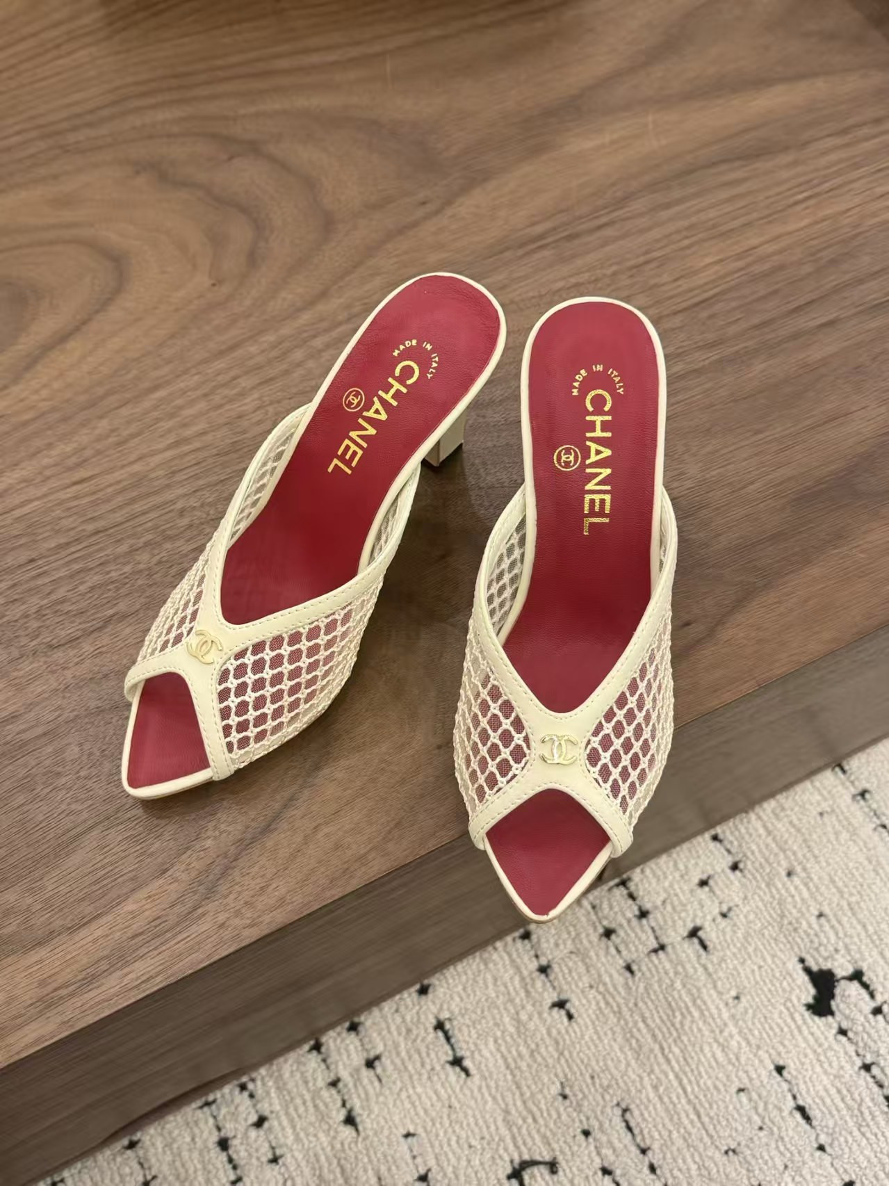 ua Ch**el sandals