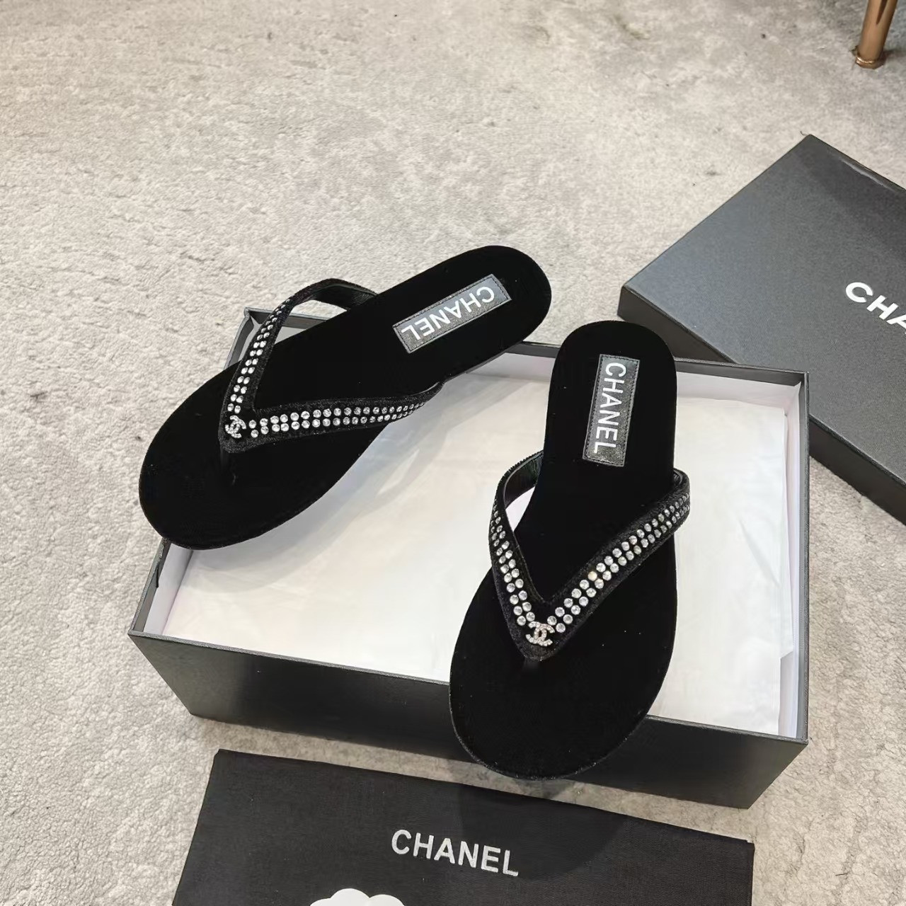 ua Ch**el sandals