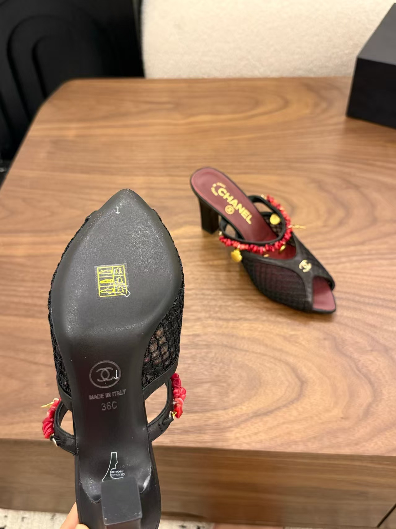 ua Ch**el sandals