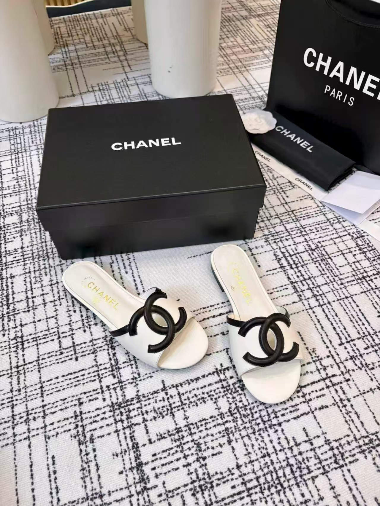 ua Ch**el sandals